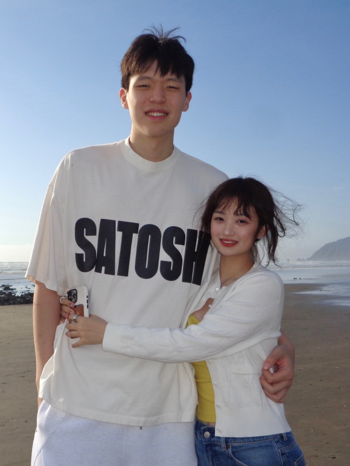 默默陪在身旁！杨瀚森和球鞋团队一起挑鞋时 女友也在一旁陪伴